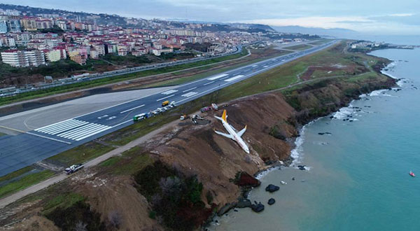 Plane Skids off Turkish Runway, Plunges towards Sea Plane Skids off Turkish Runway, Plunges towards Sea